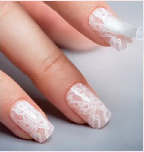 Uñas acrílicas y esculpidas: Precisión estética y durabilidad profesional